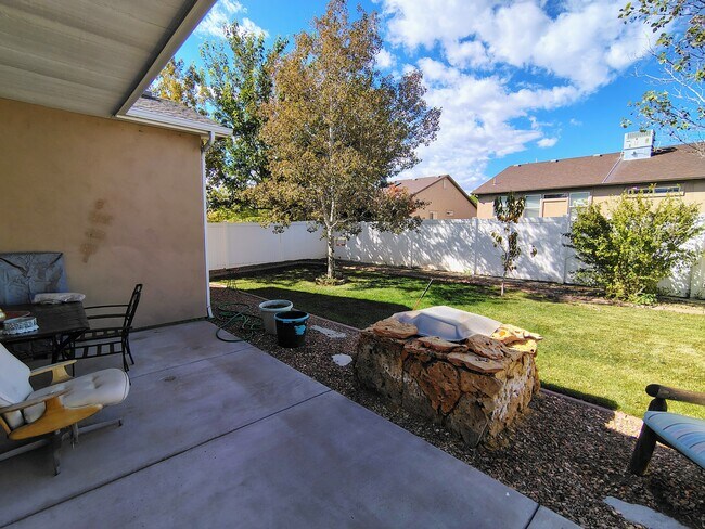 Building Photo - 593 Sinatra Way