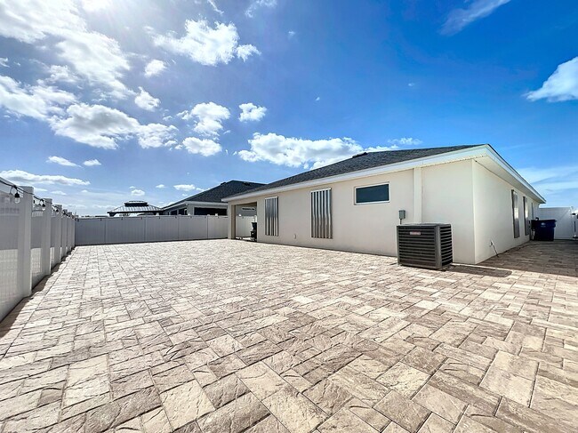 Building Photo - Dexter St