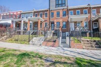 Building Photo - Stunning 2 BR & a Den/2 BA  Condo in H Str...