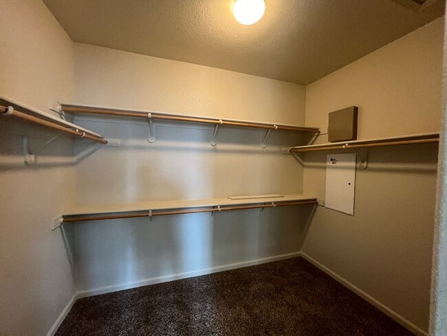 Building Photo - Large Two Story Crossroads Home!