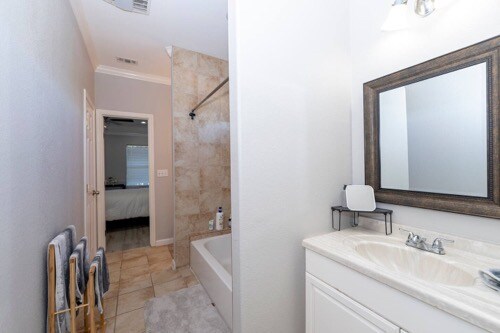 Building Photo - Room in Duplex on Sunrise Dr