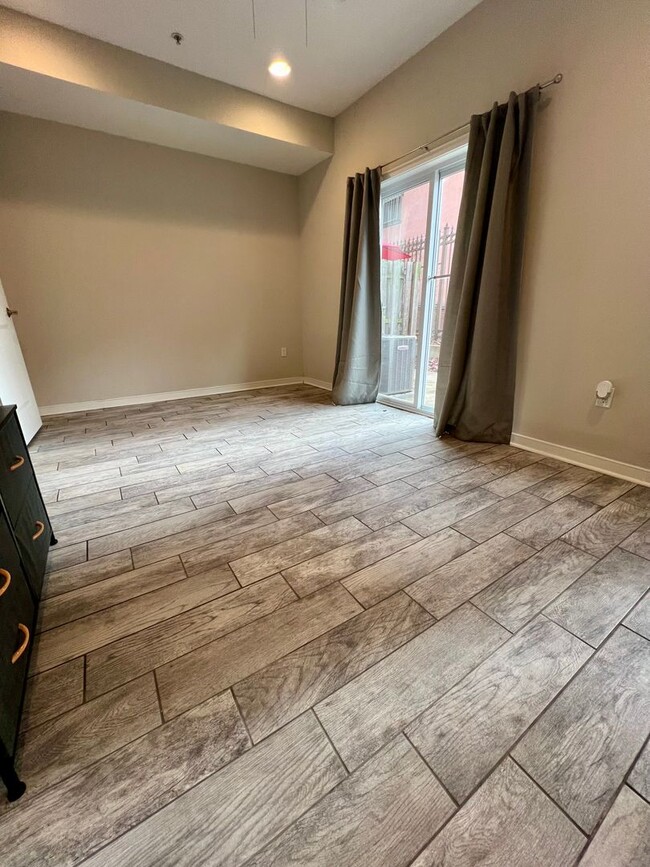 Building Photo - Gorgeous 3-Bedroom Townhome with One-Car G...