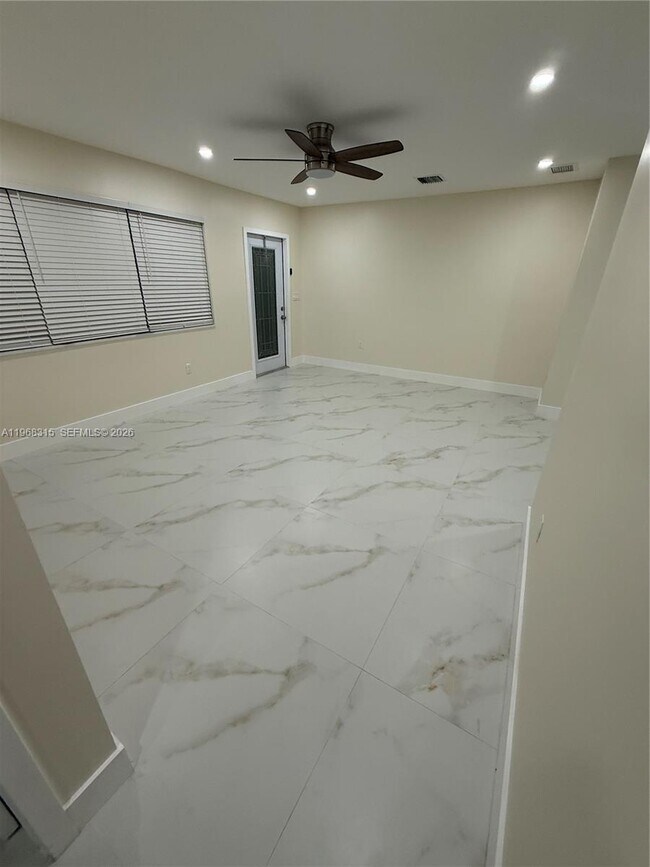 Building Photo - 951 NE 50th Ct