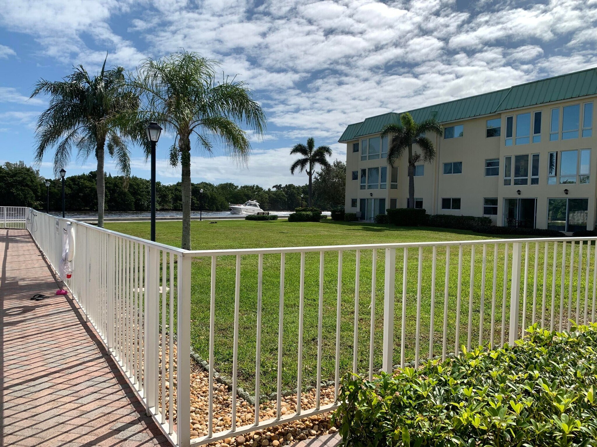 Building Photo - 3 Colonial Club Dr