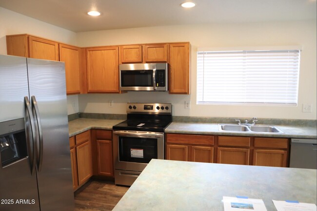 Building Photo - 2745 W Sunshine Butte Dr