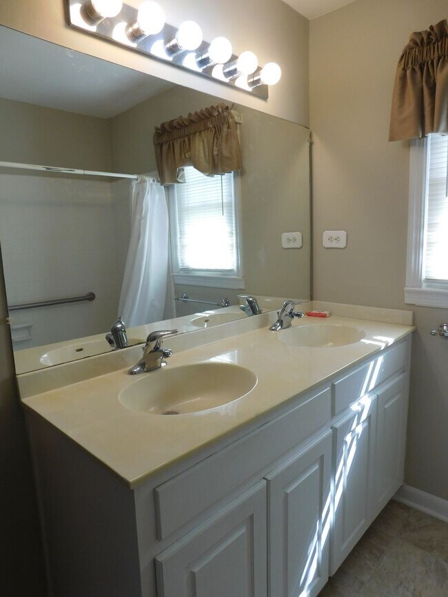 Building Photo - 509 W Wilson Creek Dr