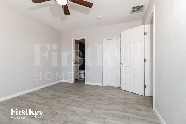 Building Photo - 2735 W Royal Palm Rd