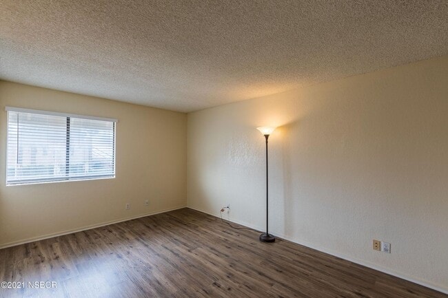 Building Photo - Updated One Bedroom Townhome in Convenient Location!