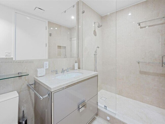Building Photo - 15701 Collins Ave