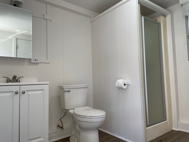 Building Photo - Renovated, Studio Cottage w/Full Kitchen
