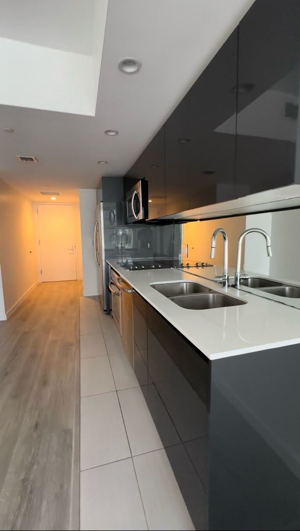 Building Photo - Modern studio in the heart of brickell