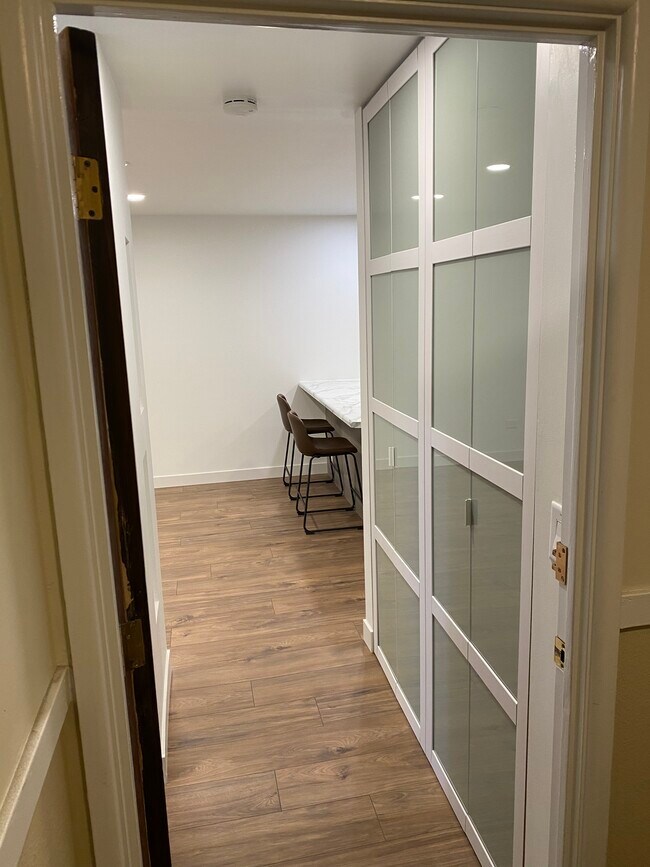 Building Photo - 420 W Aldine Ave