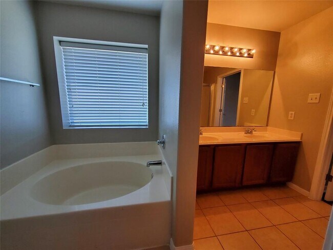 Building Photo - 3701 Holden Ct