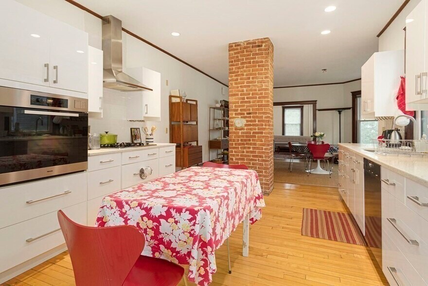 Building Photo - 38 Russell St