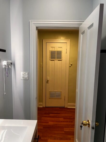 Building Photo - 6113 S Sacramento Ave