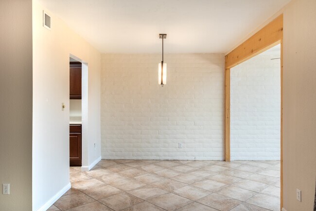 Building Photo - 2921 Valle Vista