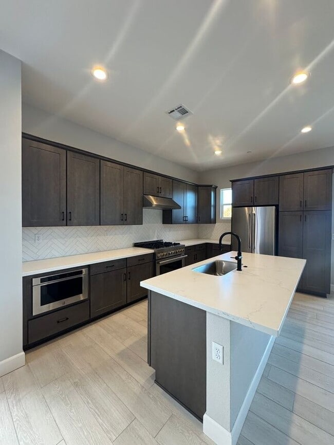 Building Photo - 1521 Golf Club Dr