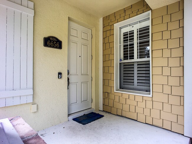 Building Photo - Gorgeous 4-Bedroom, 3-Bathroom Town Home w...
