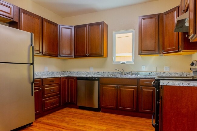 Building Photo - Spacious 3 bedroom / 2 bathroom single family home available in Tacoma!