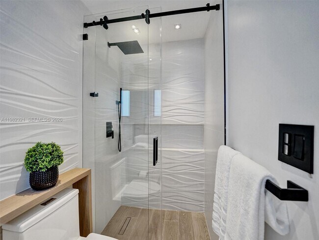 Building Photo - 2066 NE 174th St