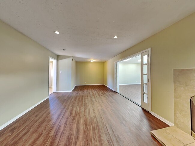 Building Photo - 10757 Valley View Ave