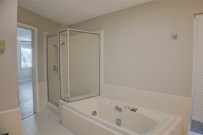 Building Photo - Beautiful Ranch-Style Rental in Marion Gar...