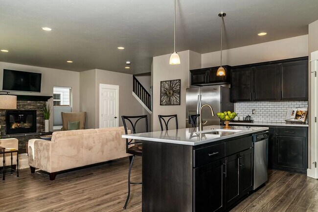 Building Photo - Gorgeous home in SE Bend with pool access ...