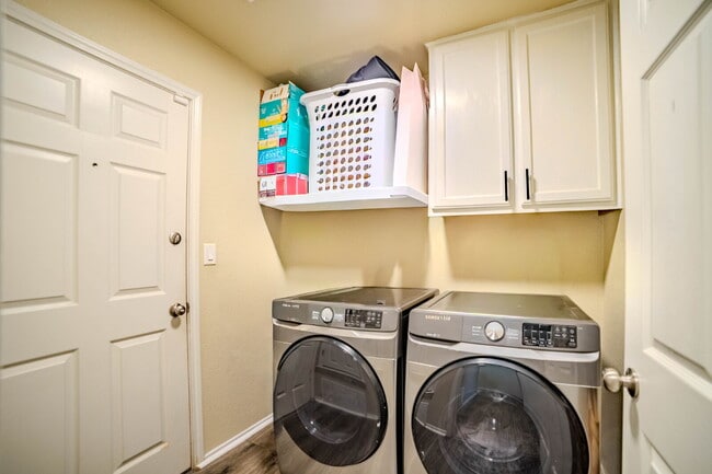 Building Photo - Beautiful 4-Bedroom Home with Spacious Bac...