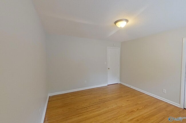 Building Photo - 5169 Beacon Dr