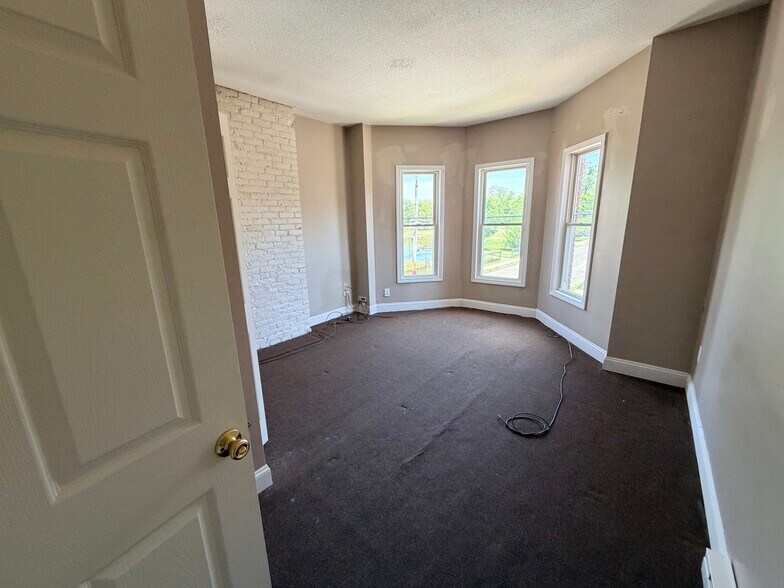 main room 1 - 51 Seyms St