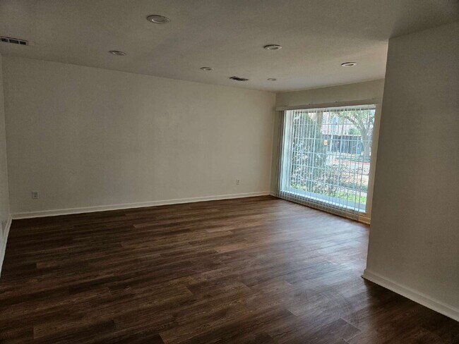 Building Photo - Fully Remodeled 3 Bed Home Near Galleria & Memorial Park - Utilities Included