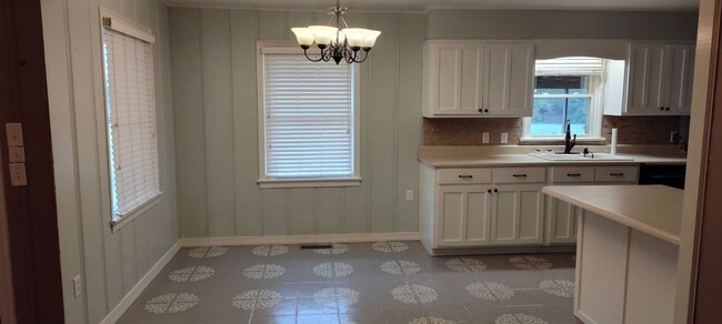 Building Photo - Beautiful 3 Bedroom 1 Bath, Brick Home wit...