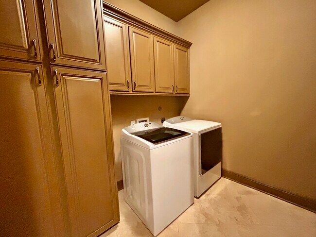 Building Photo - 7511 Raes Creek Dr