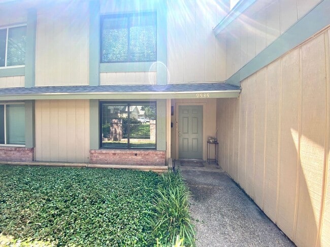 Building Photo - 3 bedroom w/ attached Garage!