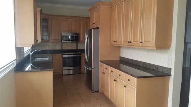 Building Photo - DOWNTOWN LIVING! BEAUTIFUL 3 Bed 2 full 2 ...