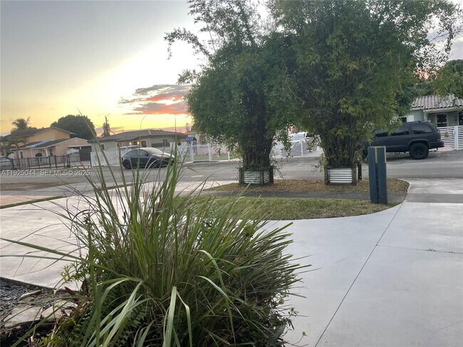 Building Photo - 705 E 9th Ct