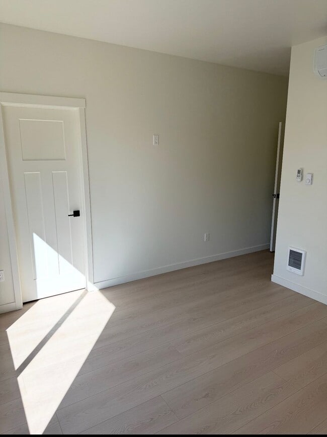 Building Photo - CDA Duplex with a 1200 sq ft Garage!