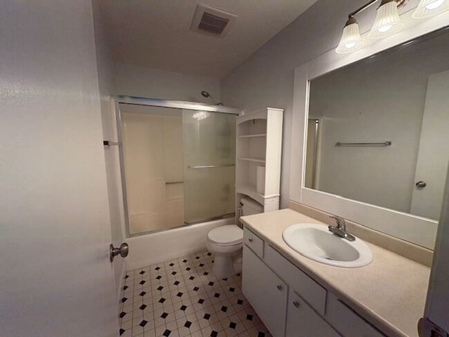 Building Photo - Beautiful 2-bedroom, 1.5-bath Townhome in the heart of Rohnert Park