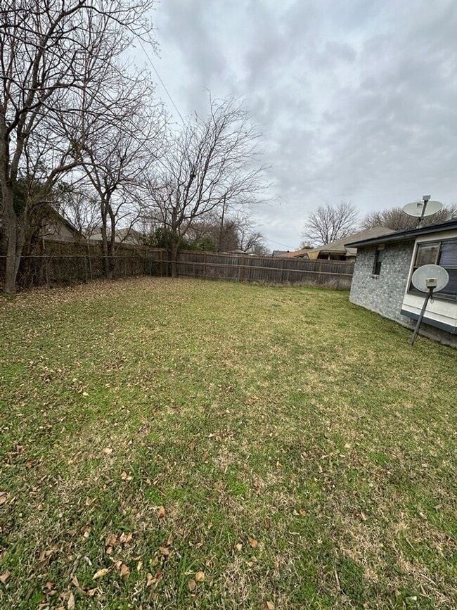 Building Photo - AVAILABLE NOW!!!