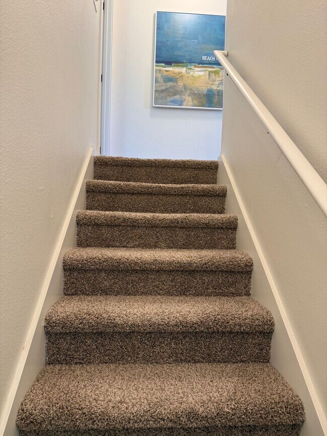 Building Photo - Updated Private Townhouse w/ Plenty of Parking