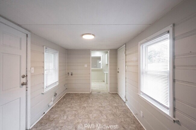 Building Photo - 4923 Barlow Dr