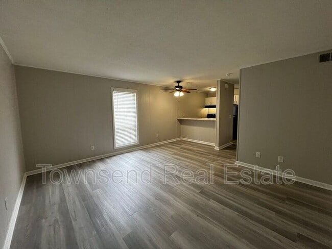 Building Photo - 5874 Century Oaks Dr