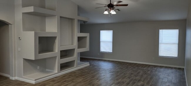 Building Photo - BEAUTIFUL HOUSE IN EL MIRAGE! NO HOA!!