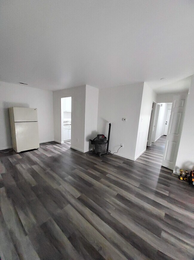 livingroom/ Dinning room - 23 Stratton Ct