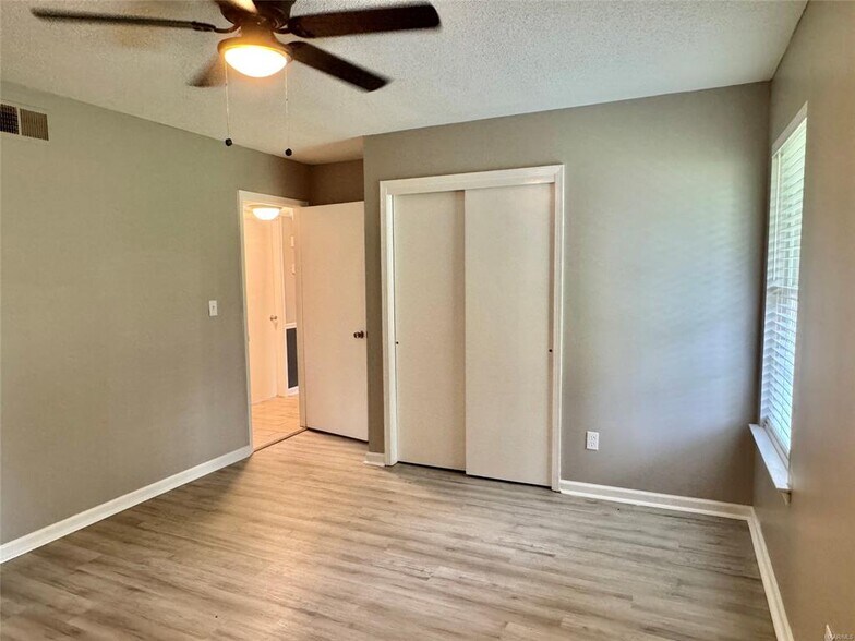 Building Photo - 697 Chatsworth Dr