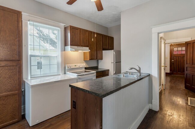 Building Photo - 4205 Pacific. Available June 2026.  3 bedroom, 2 bath, 2.5 car garage.  Does not qualify for gove...