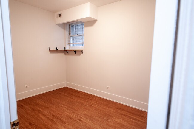 Building Photo - 916 N Paulina St