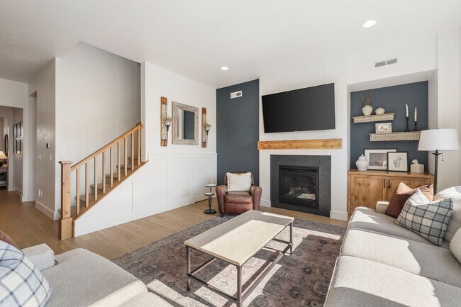 Building Photo - Beautiful 4 bed 2.5 bath home