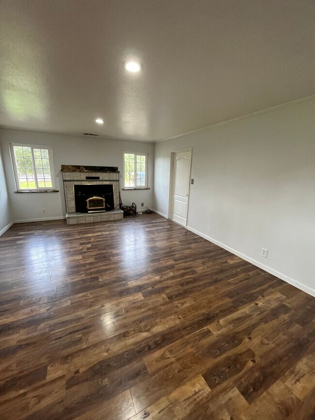 Building Photo - Beautiful Foothil Views Available Now!