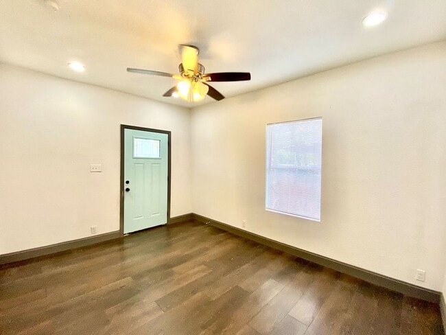 Building Photo - Dignowity Remodeled 3 bedroom 2 bath